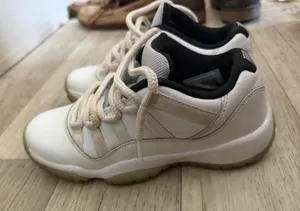 Jordan 11 Retro Low 'Legend Blue' thumbnail 1