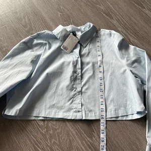 H&M Cropped Shirt Womens Small Light Blue Collared Button Up Cotton thumbnail 4