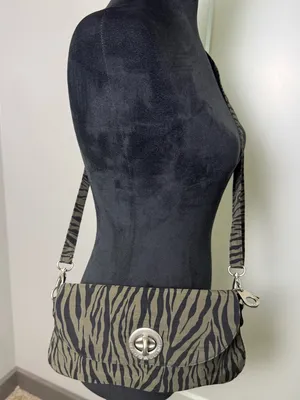 Baggallini Crossbody Purse Grey Black Zebra Animal Print Turn Lock Adjustable Sm thumbnail 2