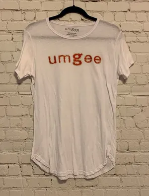 🇺🇸 NWOT Umgee White‎ Short Sleeve Logo Tee Shirt thumbnail 1