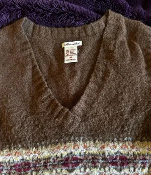 Abercrombie sweatervintage vest size M Pre own in good condition thumbnail 3