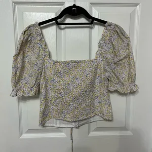 ASTR THE LABEL Clairemont Top in Yellow Green Floral puff sleeve crop XS revolve thumbnail 5