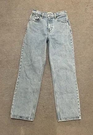 Abercrombie 90’s Straight Ultra High Rise Jeans thumbnail 1