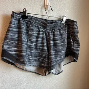 Lululemon Hotty Hot Short II (Long 4") Low Tide Alpine White Black / Black thumbnail 8