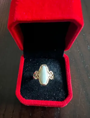 Women’s Gorgeous Golden and Iridescent Ring Size 7 thumbnail 1