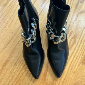 Marc Fisher Henly Black Leather Boots Booties 6M Western Ankle Pointed Toe Chain thumbnail 4