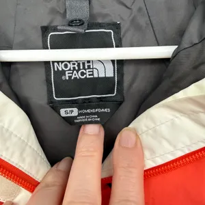 The‎ North Face HyVent Ski Jacket Womens Small Red White Waterproof Hooded Shell thumbnail 3