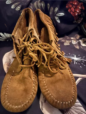 VINTAGE boho Minnetonka Suede Fringe Back-Zip Moccasin Boots thumbnail 1