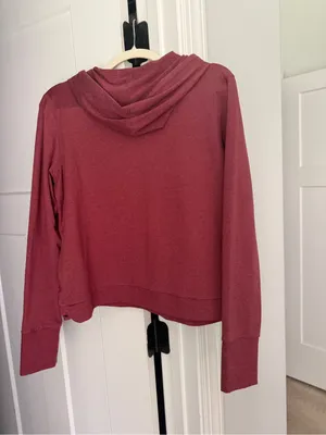 Vuori Women's Halo Essential Hoodie burgundy red long sleeve stretch thumbnail 5