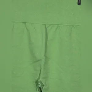 WeWoreWhat Seamless Biker Shorts Large Pilates Girl Green NWT thumbnail 8
