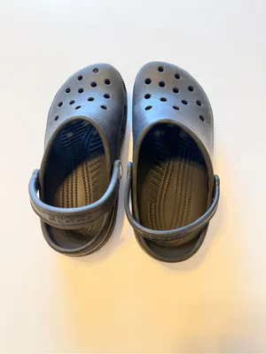 Crocs clogs perforated lightweight black, unisex, size 8 Women's/6 Men's thumbnail 2