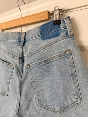 Abercrombie & Fitch 4” Mom Short High Rise Light Wash Jean Shorts thumbnail 4
