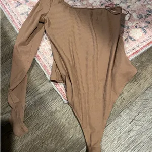 Le lis tan Ribbed one shoulder stretchy bodysuit‎ thumbnail 12