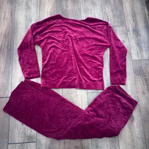 Tommy Bahama Women's Red Velour V-Neck Sweatshirt & Casual Pants Set Size Medium thumbnail 4