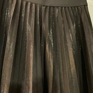 {No Label} Black Iridescent Pleated Skirt - Size Unknown thumbnail 2