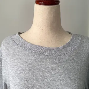 ALO Yoga Soho Heather Gray Long Sleeve Tee Size Small High Lo Casual Top thumbnail 3