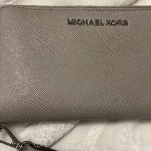 Michael Kors Wallet thumbnail 2