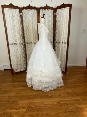 Fabulous Vintage 1950s Tiered Cupcake Lace Wedding Gown thumbnail 4