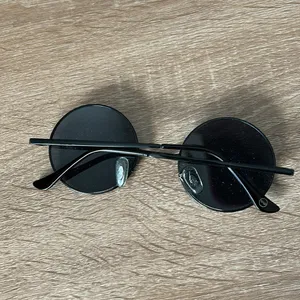 Black round sunglasses thumbnail 2