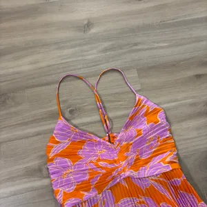 Astr the Label Blythe Floral Plisse Midi Dress Orange Purple Flower Women Medium thumbnail 4