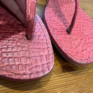 Tory Burch Pink and Brown Croc-Embossed sándals thumbnail 2