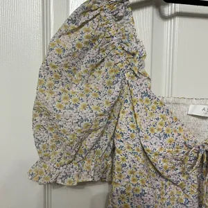 ASTR THE LABEL Clairemont Top in Yellow Green Floral puff sleeve crop XS revolve thumbnail 3