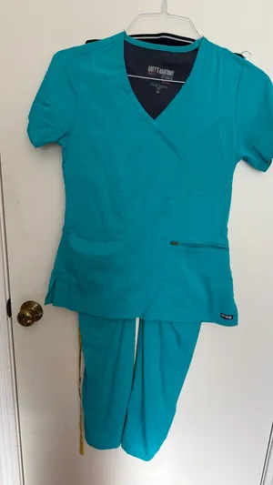 Stylish turquoise scrub ensemble from Grey's Anatomy. Features a V-neck top and matching pants. thumbnail 9