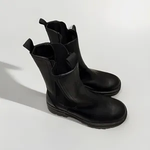 ShoeDazzle Women’s Size 7 Chunky Chelsea chunky Black Platform Boots thumbnail 3