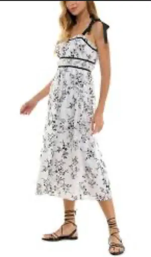 Indulge Dress Floral Women’s white and black textured fabric thumbnail 2
