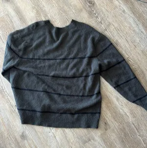 Tahari Sweater thumbnail 1