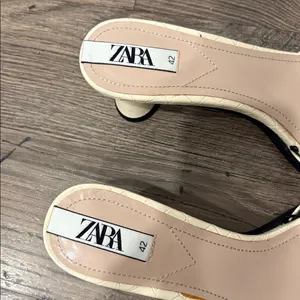 Zara Off White & Black Croc Heels Sandals size 42 thumbnail 2