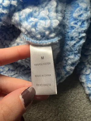 Simone Sherpa Fuzzy Henley Cropped Sweatshirt in White and Blue Size Medium thumbnail 5