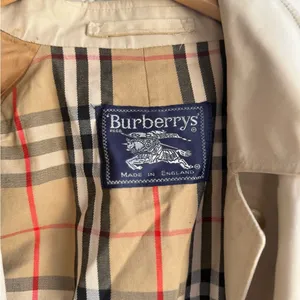 Burberry Vintage Beige Trench Coat size M thumbnail 2