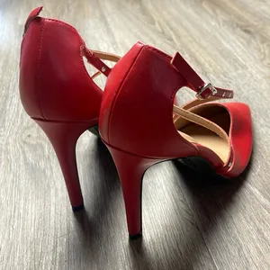 Christian Siriano Red Strappy Heels Size 9 thumbnail 16