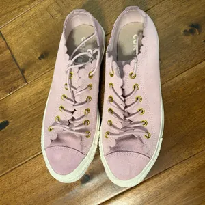 Converse Chuck Taylor’s Pink Scalloped Women's Sneakers size 7.5 thumbnail 2