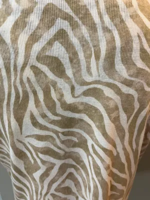 Tan & beige animal print size XL short sleeve top thumbnail 7