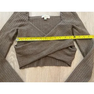 Prómesa Women’s Criss Cross Ribbed Cropped Sweater Brown Size Medium Long Sleeve thumbnail 3