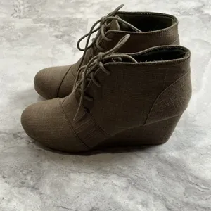 City Classified Women's Wedge‎ Heel Ankle Boot Olive size 9 thumbnail 2