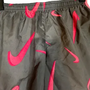Nike Dri Fit Standard Fit Gray & Pink Nike Logo Athletic Shorts Women Sz L thumbnail 4