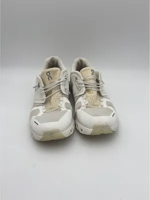 On Cloud Woman’s Size 8 Running Shoes - Excellent Condition-Running Or Casual thumbnail 4