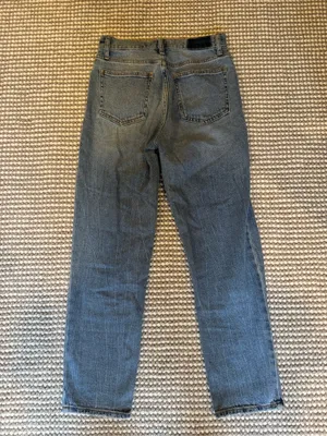 Abercrombie The Mom High-Rise Jeans thumbnail 2