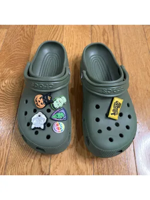 Crocs Classic Clog Olive Green Clogs Men’s 6 Women’s 8 w/ Jibbitz Charms thumbnail 8
