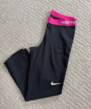Nike PRO Cropped Leggings Black Dri-Fit Women’s Capri Medium thumbnail 1