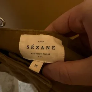 Sezane Benicio Chino Cargo Trousers in Caramel thumbnail 6
