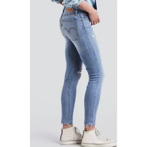✨Levi’s Wedgie Skinny Light Wash Button Fly Raw Hem Sz 26 Jeans✨ thumbnail 3