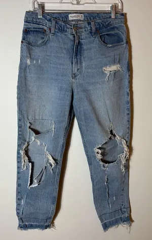 Abercrombie & Fitch High Rise Mom Jeans‎ Distressed Light Wash Size 30 / 10R thumbnail 1