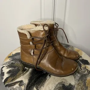 UGG Caspia 1932 Lace Up Shearling Lined Leather Boot thumbnail 3