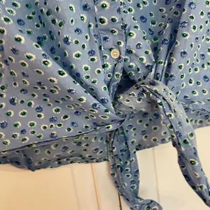 J.crew blue floral cropped button down size small thumbnail 6