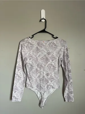 PINK VS | Light Lavender Snake-Print Long-Sleeve V-Neck Bodysuit Sz XS thumbnail 3