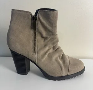 White Mountain Women’s Taft Suede Cushioned Ankle Booties Slouchy 8.5 M thumbnail 1